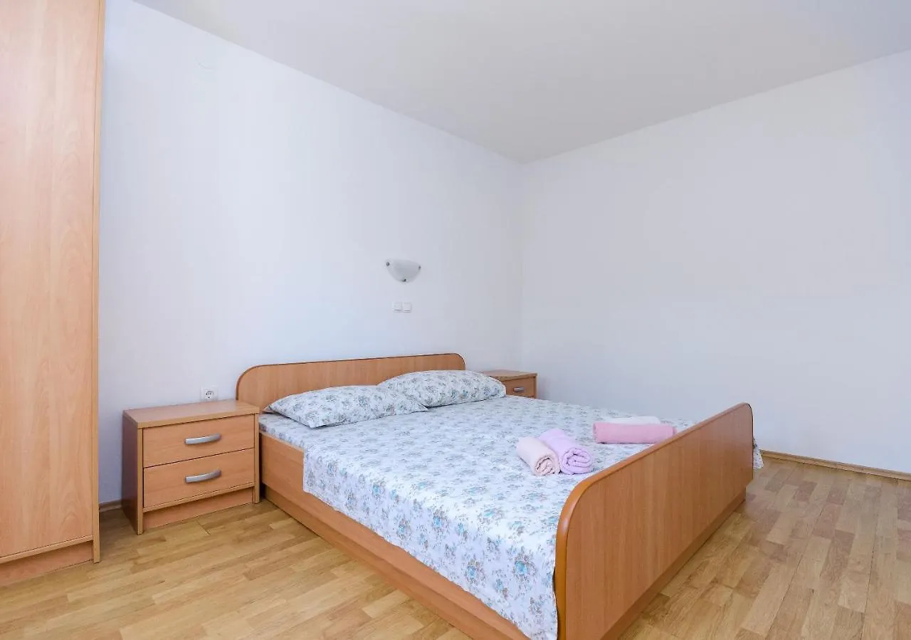 Apartments Ester Lopar