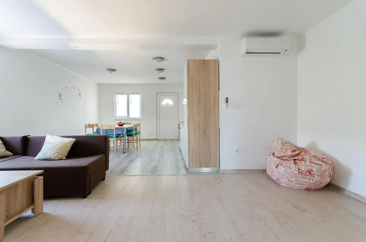 Apartments Ester Lopar