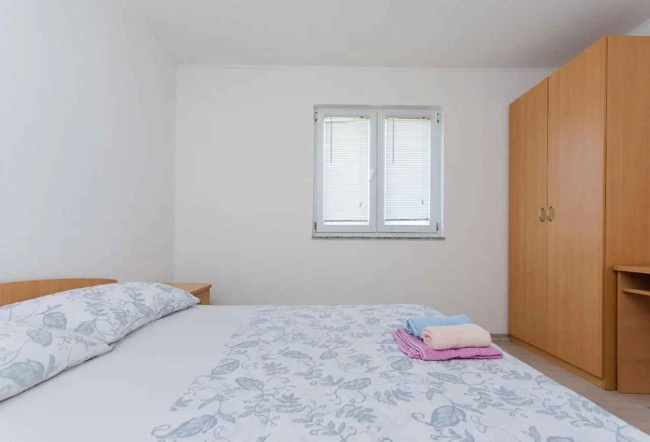 Apartments Ester Lopar