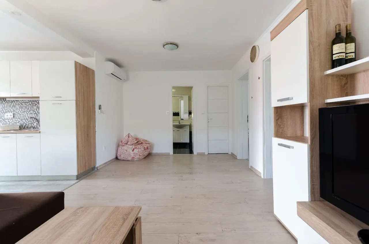 Apartments Ester Lopar 0*,