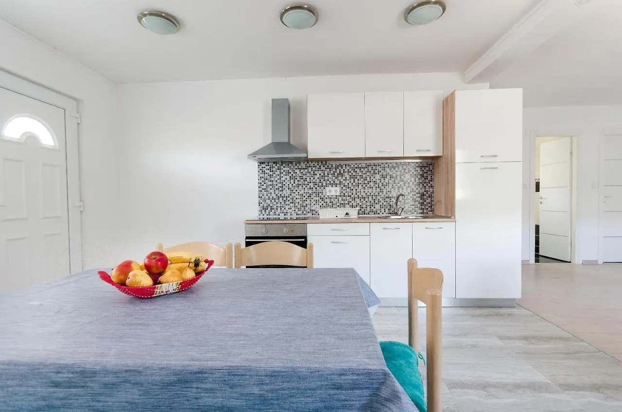 Apartments Ester Lopar
