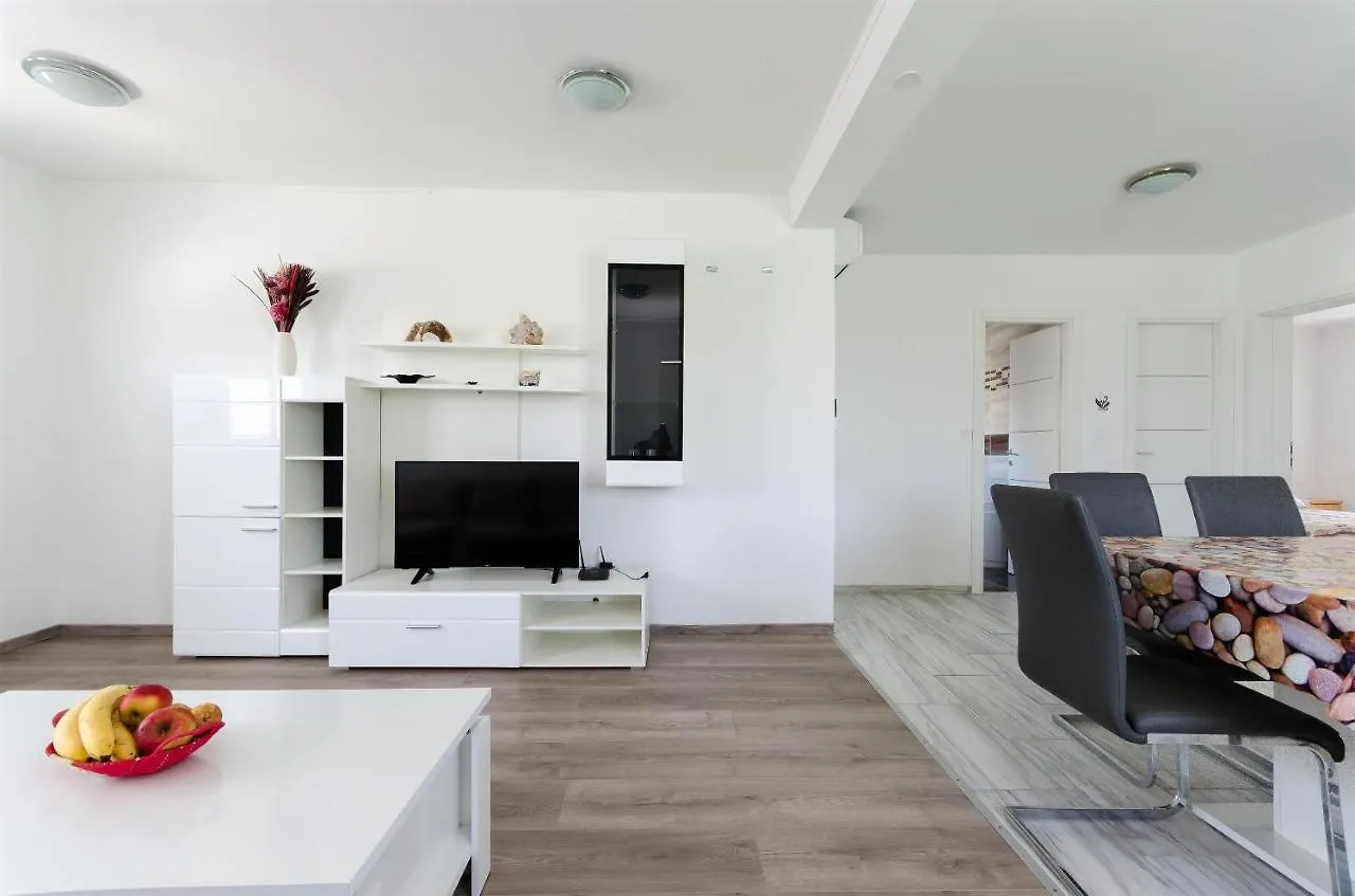 Apartments Ester Lopar
