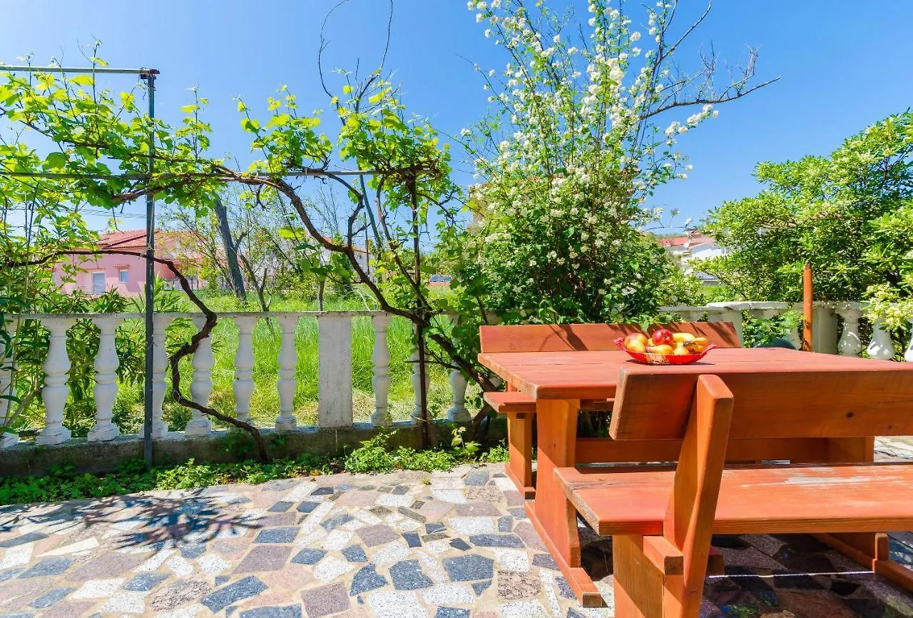 Apartments Ester Lopar